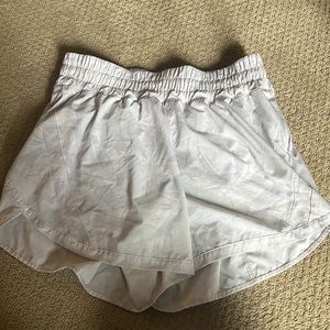 Size 12 lululemon Track That Mid-Rise Lined Short 5" in light gray floral/camo